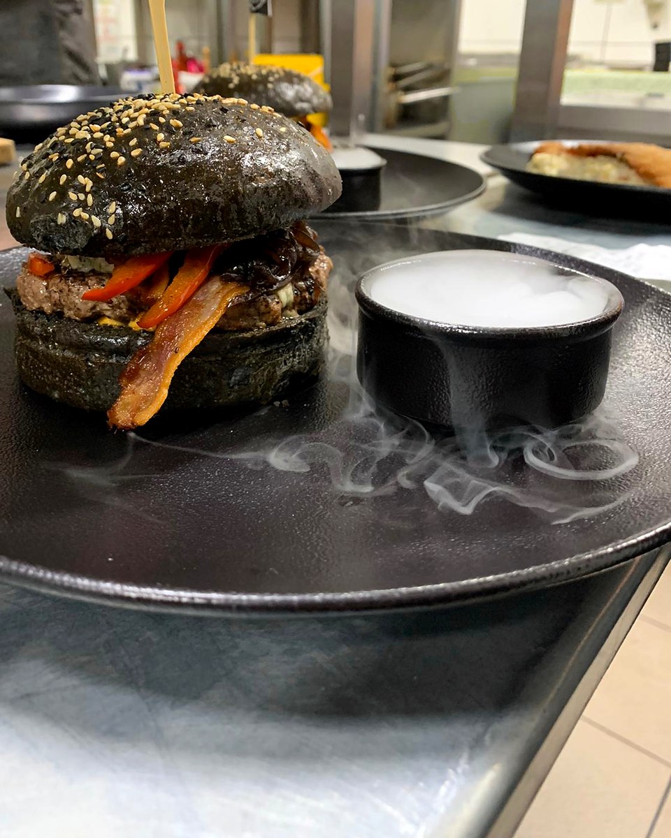Krvavý Frankenstein, čierny burger s&nbsp;dymom